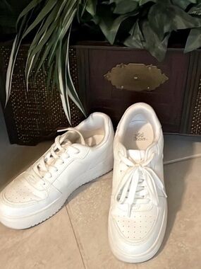 Wild Fable White Ladies Canvas Sneakers Like New lace up SZ 7 Thick durable Sole
